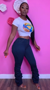 Jean skinny froncé pour femme associé à un t-shirt slim blanc à imprimé Méduse