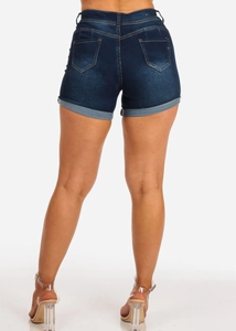 Gros plan d'un short en jean bleu foncé avec ourlets repliés et poches arrière classiques