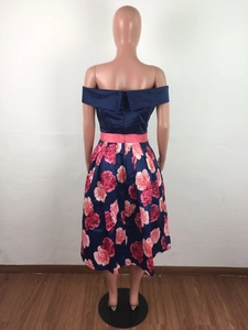 Rückansicht eines schulterfreien Blumenkleids mit rosa Schärpe und Reißverschluss