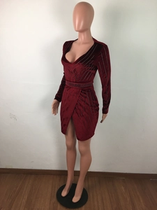 Vue détaillée d'une robe en velours rouge foncé ornée de strass brillants et décolleté en V