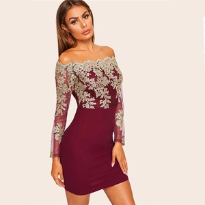 Détail de la robe bordeaux à épaules dénudées avec broderie dorée et manches en dentelle