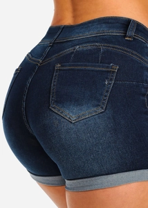 Détail d'un short en jean taille haute avec poches arrière et surpiqûres jaunes