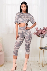 Détail de l'ensemble femme avec sweat à capuche court camouflage et pantalon capri ajusté