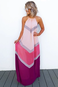 Détail du décolleté licou et des motifs géométriques en chevrons de cette robe longue
