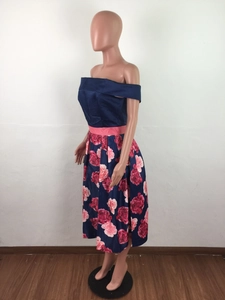 Detailansicht des rosa Satinband-Gürtels an einem dunkelblauen floralen Carmen-Kleid