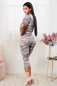 Détails de l'ensemble camouflage pour femme avec crop top à capuche et legging ajusté