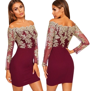 Élégante robe fourreau bordeaux à épaules dénudées avec broderie dorée et manches longues