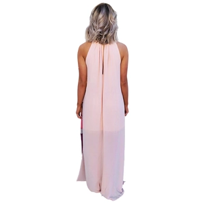 Vue arrière d'une robe longue dos nu en mousseline pêche avec ourlet fluide plissé