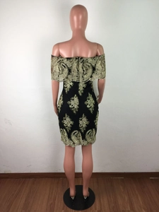 Détail de la fermeture éclair invisible au dos de la robe en dentelle noire et broderie dorée