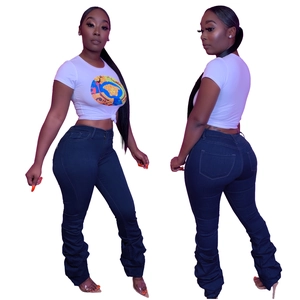 Jean skinny taille haute froncé pour femme en denim bleu foncé avec un crop top blanc