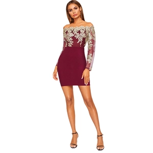 Gros plan sur l'élégante robe courte bordeaux avec broderie de dentelle florale dorée