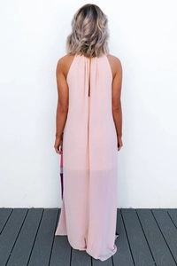 Élégante robe longue rose pêche à licou avec une silhouette fluide en mousseline