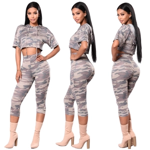 Ensemble de survêtement camouflage 2 pièces avec crop top à capuche et legging haut