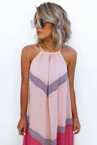 Détail de robe dos nu en mousseline rose clair avec motif en V gris et ourlet contrasté
