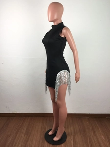 Dettaglio dell'abito corto nero senza maniche con frange di paillettes argento lucide