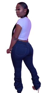 Gros plan sur un jean skinny bleu foncé avec détails plissés pour femmes stylées