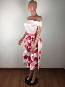 Detailansicht von schulterfreiem Midikleid für Damen mit Blumendruck und rosa Gürtel