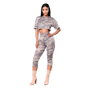 Ensemble camouflage femme deux pièces avec crop top à capuche et short de sport moulant