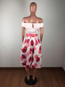 Detailansicht der Rückseite des Blumenkleides mit rosa Satinband und Reißverschluss
