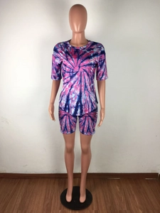Λεπτομερής προβολή του tie-dye μοτίβου στο ύφασμα του γυναικείου αθλητικού σετ δύο τεμαχίων