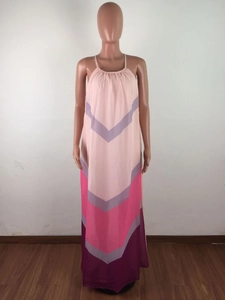 Détail de robe longue bohème à licou avec motif en V dégradé violet et tissu léger d'été