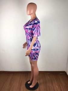 Λεπτομέρεια ροζ και μπλε tie-dye μοτίβου σε ελαστικό πλεκτό ύφασμα αθλητικού σετ