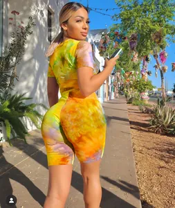 Scatto all'aperto di un set lounge tie-dye da donna con top a maniche corte e pantaloncini