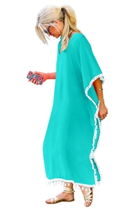 Détail de la tunique de plage en mousseline col V avec pompons blancs en turquoise