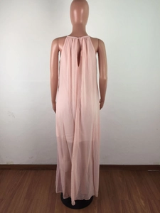 Détail d'une robe longue licou rose clair sans manches avec ouverture goutte au dos