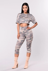 Détail de l'ensemble deux pièces camouflage avec crop top à capuche et legging ajusté
