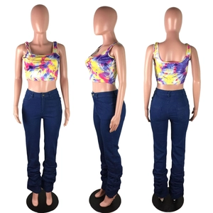 Trois vues d'un jean empilé à taille haute associé à un crop top tie-dye coloré