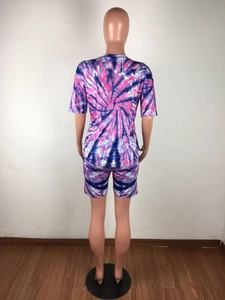Λεπτομερής προβολή ροζ και μπλε σπειροειδούς μοτίβου tie-dye σε γυναικείο αθλητικό σετ δύο τεμαχίων