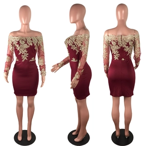 Détails de la robe bordeaux épaules dénudées avec broderies dorées et manches en tulle