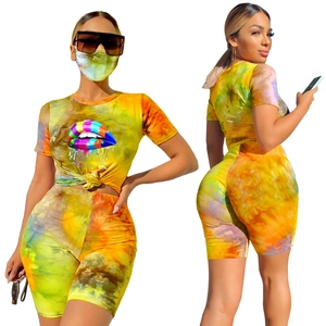 Completo 3 pezzi tie-dye da donna con t-shirt, pantaloncini e maschera con stampa labbra