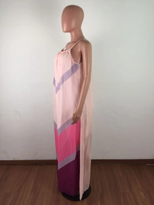 Détail d'une robe maxi dos nu rose avec patchwork violet en V et ourlet fluide