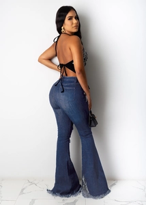 Detail von Schlagjeans mit hoher Taille, ausgefranstem Saum und blauer Denim-Textur