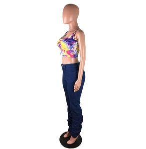 Vue latérale détaillée du haut court tie-dye et du pantalon skinny bleu foncé ajusté