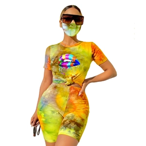 Dettaglio di set tie-dye tre pezzi con stampa labbra arcobaleno su t-shirt e pantaloncini