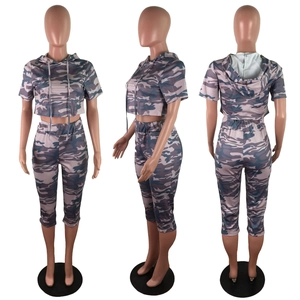 Vue en trois plans de l'ensemble camouflage avec haut court à capuche et legging