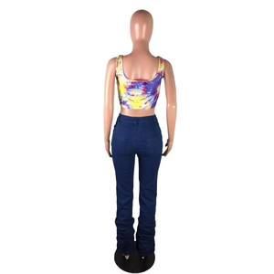 Détail d'un crop top tie-dye associé à un jean skinny taille haute avec ourlet empilé