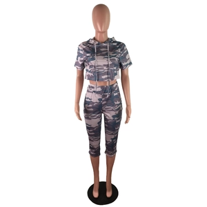 Détails de l'ensemble de sport camouflage pour femmes avec haut à capuche et pantalon capri