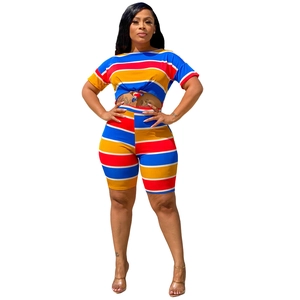 Détail du crop top à rayures colorées avec lien à la taille et short taille haute