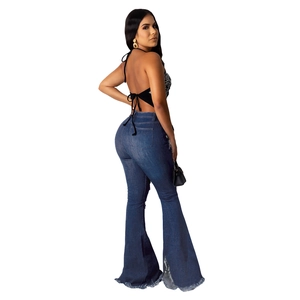 Damen Neckholder Top rückenfrei mit High Waist Schlagjeans und modischem Fransenlook