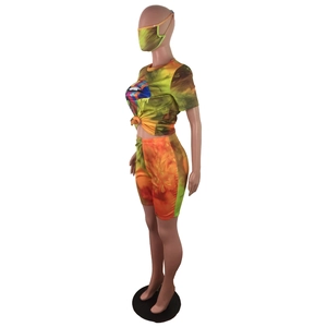 Dettaglio del set tie-dye tre pezzi con maglietta, pantaloncini e maschera su manichino
