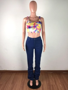 Vue détaillée du jean bleu foncé taille haute avec design empilé et plissé aux jambes