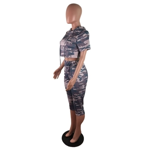 Vue latérale de l'ensemble de loisirs camo avec sweat à capuche court et pantalon capri slim