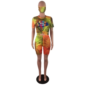 Dettaglio del set tre pezzi tie-dye con t-shirt a girocollo e stampa grafica labbra