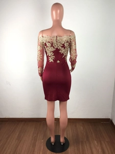 Vue arrière d'une robe de soirée bordeaux avec broderie en dentelle dorée et fermeture éclair