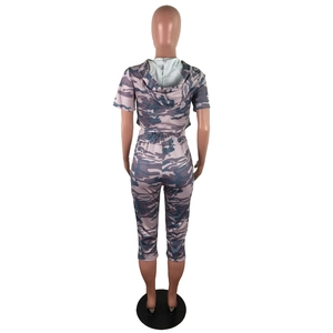 Vue arrière d'un ensemble de sport camouflage pour femmes avec haut à capuche et pantalon