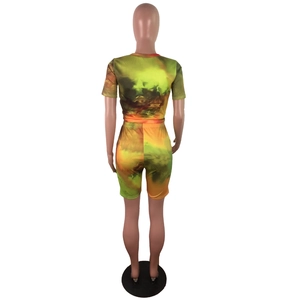 Vista posteriore di un set tie-dye da donna con top a maniche corte e pantaloncini da ciclista